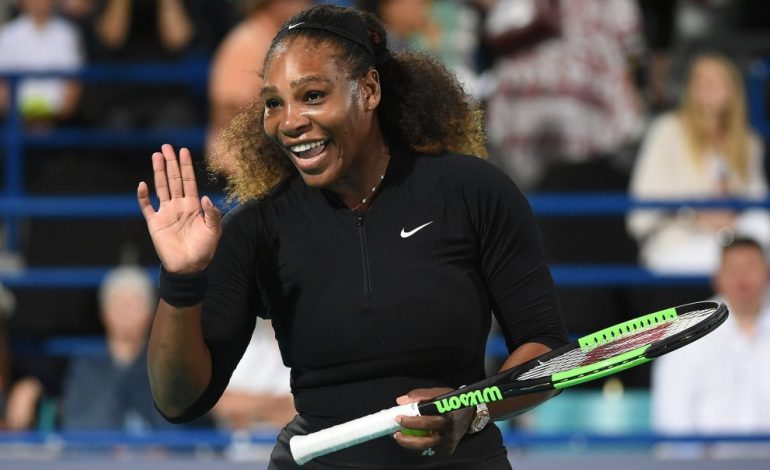 Serena Williams humbet në debutim, Federer e nis me fitore