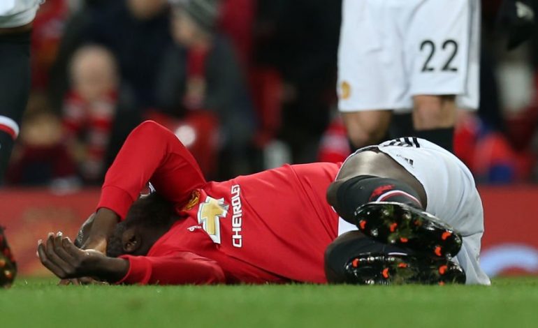 (FOTO) Panik në “Old Trafford”, Lukaku bie pa ndjenja në fushën e lojës