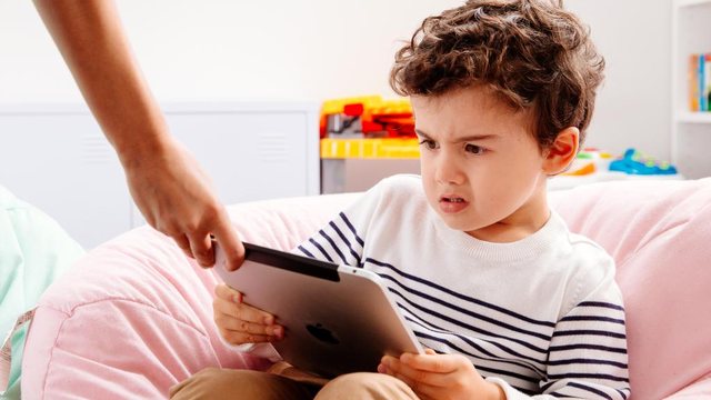 Psikologët njëzëri: Prindër kujdes me fëmijët tuaj. Celulari po iu bën këtë të keqe