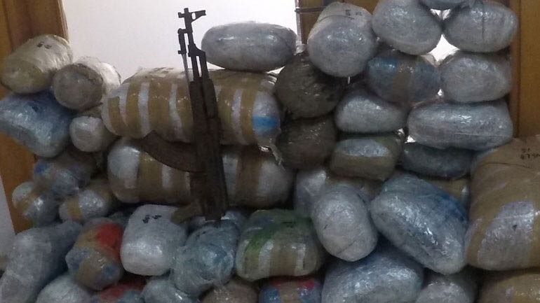 101 kg drogë nga Shqipëria, arrestohet pranë kufirit 50 vjeçari. Ja çfarë i gjendet tjetër në mjet