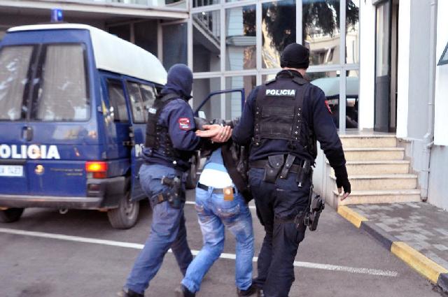 Heroinë pranë shkollës, kapet i riu që i shpëtoi policisë. Në banesë iu gjet…