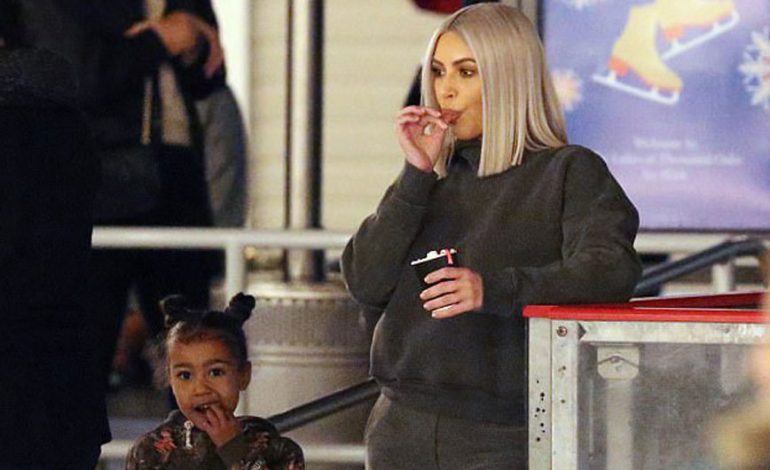 FOTO/ Kim gjithmonë në formë! Super mami shfaqet pranë fëmijëve duke…