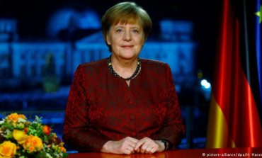 Merkel fjalim për Vitin e Ri: Bota nuk pret për ne