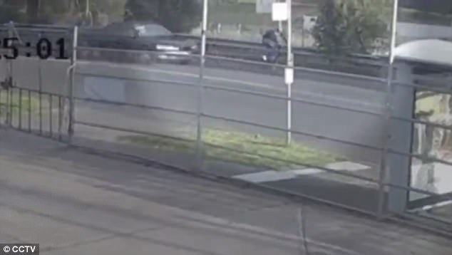 Moment i tmershëm, makina fluturon në ajër çiklistin duke kaluar rrugën (FOTO+VIDEO)