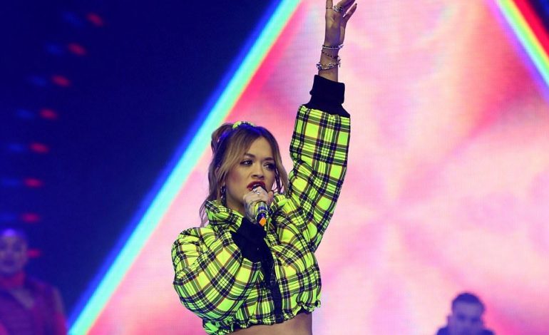 Rita Ora kjo “babagjyshe” seksi që bëri për vete edhe mediat britanike (FOTO)