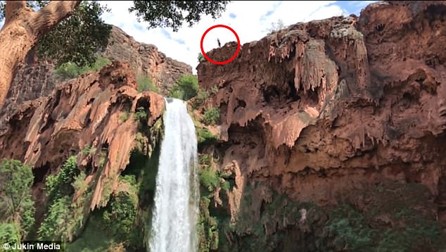 Nderon shokun e vdekur duke u hedhur nga ujvara e lartë por … (VIDEO+FOTO)