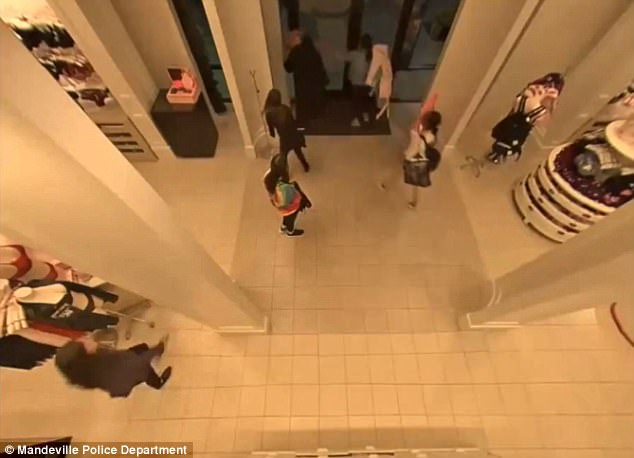 5 femra të armatosura që vjedhin një nga dyqanet e Vicoria’s Secret (VIDEO)