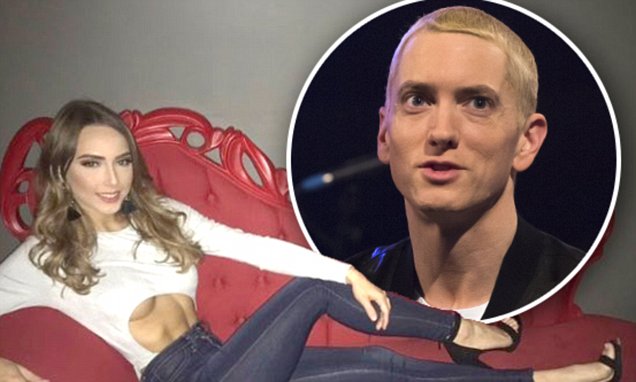 Vajza e Eminem shfaqet gjysmë nudo për festën e saj të ditëlindjes (FOTO)