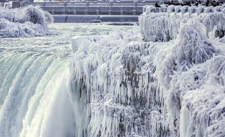 Ujvarat e Niagarës “pushtuar” nga akujt. Amerikanët do ta festojnë Vitin e Ri në temperatura ekstreme (FOTO)