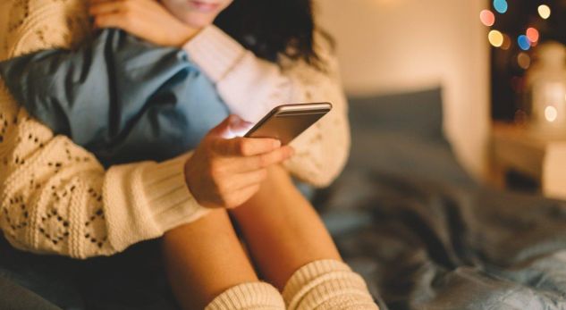 Studimi/ Të rinjtë e varur nga “Smartphone” mund të kenë çekuilibrim të trurit