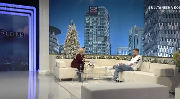 Gafa e radhës nga Rudina Magjistari do t’ju shkulë së qeshuri. “Skuqet” Erik Fullani