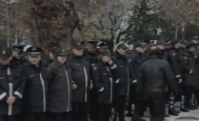 Protesta e opozitës, ‘rrethohet’ Kuvendi. Forca të shtuara dhe kordonë policie (FOTO)