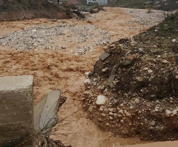 Përmbytjeve nuk i shpëtojnë as të vdekurit… në Gjirokastër varrezat i pushton uji!