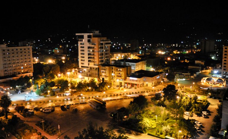 ÇPO NDODH?/ Krishtlindje të trazuara në Elbasan: Krisma armësh, makina të djegura dhe shpërthime…