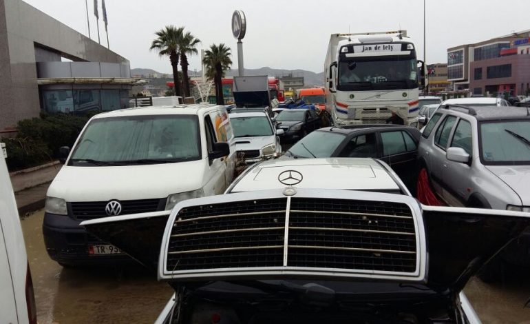 FOTOT/ Makinat pirg njëra mbi tjetrën, pasojat e përmbytjeve në autostradën Tiranë -Durrës