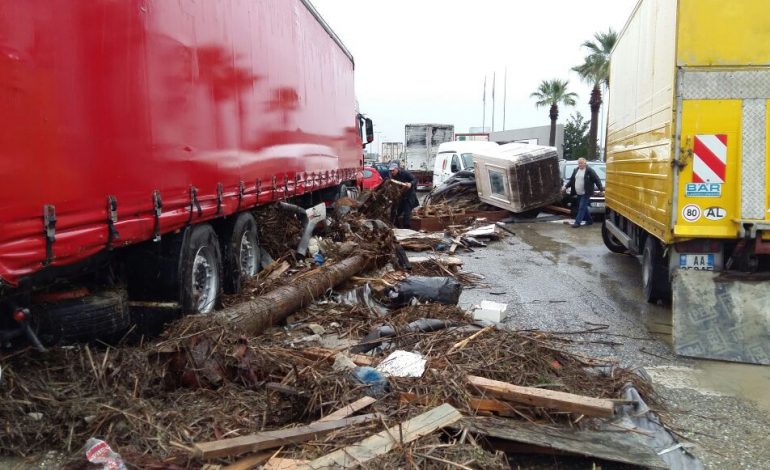PËRKEQËSIMI I MOTIT/ Situatë e rënduar në autostradë, bllokohet qarkullimi