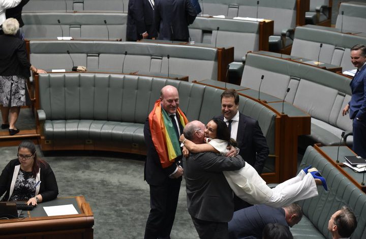 AUSTRALI/ Deputetët e Parlamentit përqafohen pas miratimit të ligjit për martesat gay