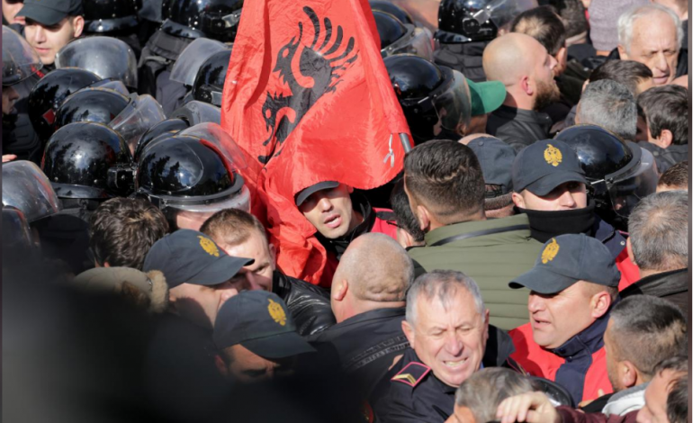 PROTESTA/ Mediat e huaja një zëri: Në Shqipëri e zgjedhin kryeprokurorin me dhunë dhe “flakë”
