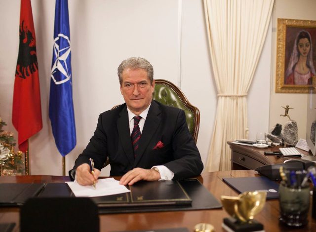Berisha uron 8 dhjetorin: Azem Hajdari hapi dyert e lirisë për shqiptarët