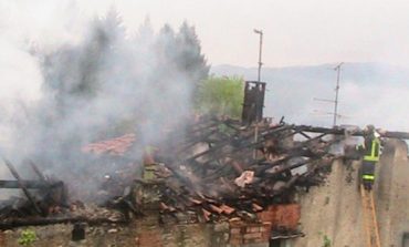 Banesa në Gjirokastër shkrumbohet në pak minuta nga zjarri, familja në qiell të hapur (FOTO)