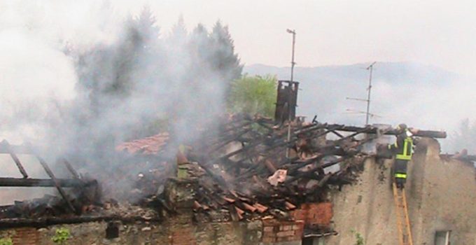 Banesa në Gjirokastër shkrumbohet në pak minuta nga zjarri, familja në qiell të hapur (FOTO)