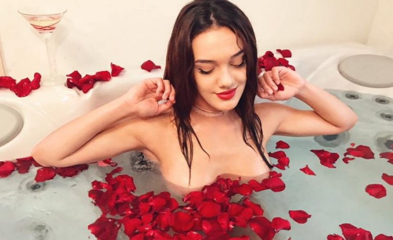 Klaudia Pepa do t’ju lërë pa gjumë sonte/ Super “hot” në shtrat vetëm me sutjena dhe… (Foto)