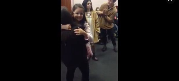 VIDEO/ Vajza e Presidentit merr në krahë të voglën Ardit Gjebresë, Anën