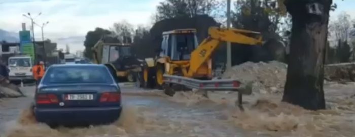 VIDEO/ Makinat sërish të kërcënuara në Gjirokastër, hapet rruga “Uji i Ftohtë” –Tepelenë