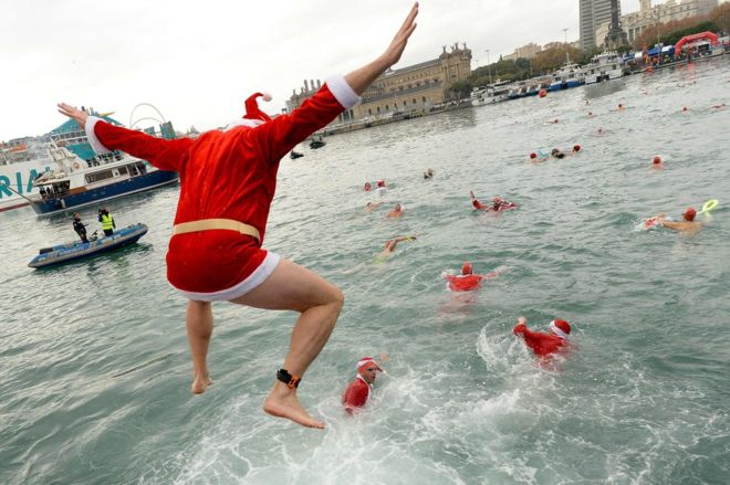 FOTO/ Si u festuan KRISHTLINDJET në mbarë botën. Nga zhytjet në liqen tek…