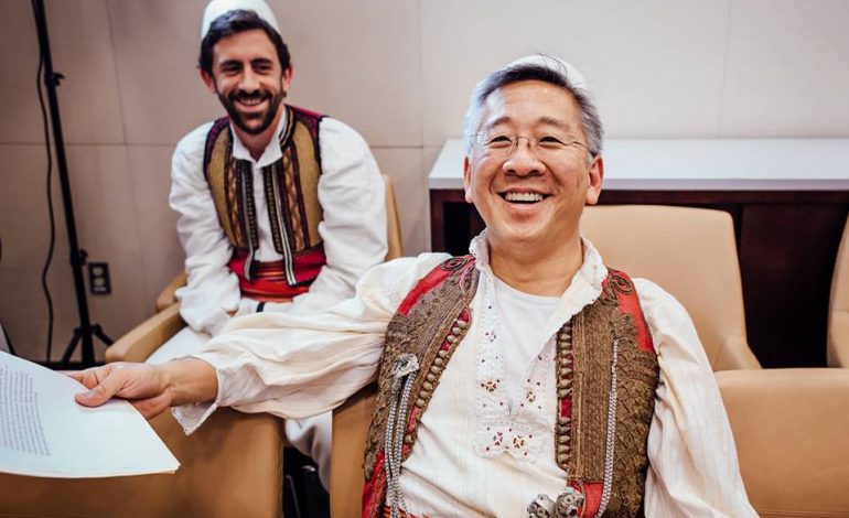 FOTO/ Festat e Nëntorit “veshin” ambasadorin Donald Lu me kostum tradicional shqiptar