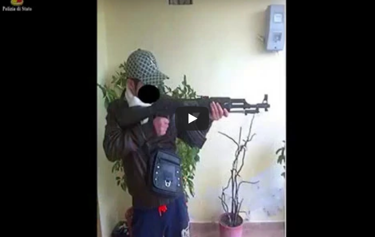 VIDEO/ Foto me armë e flamuj, si u zbuluan 2 shqiptarët e ISIS