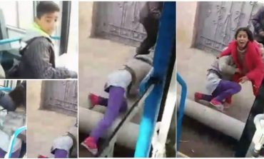 DISKRIMINIM/ Faturinoja ndalon autobusin dhe hedh në mes të rrugës 3 fëmijët e mitur (VIDEO)