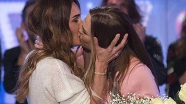 Moderatoret italiane shpërthim puthjesh “lesbike” në tv (Foto)