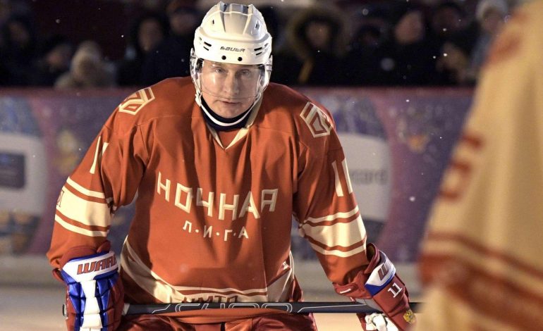 Rusi/ Putin luan hockey në Sheshin e Kuq (FOTO)