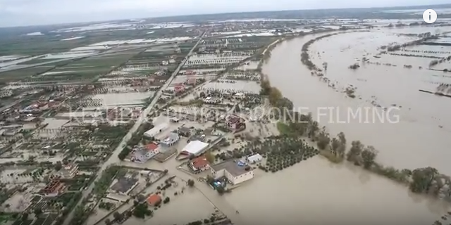Video/ Gjendje alarmante në Fier. Nga ajri shihen vetëm çatitë e shtëpive