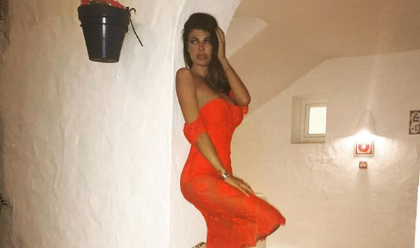 Angela Martini me makinë luksoze, por shikoni si e komenton Ermal Mamaqi atë (Foto)