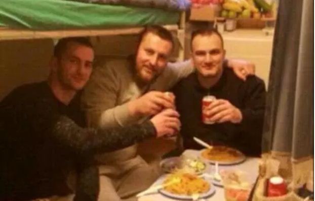 The Sun: 3 shqiptarë që shijojnë darkën e Krishtlindjeve në një burg britanik (FOTO)