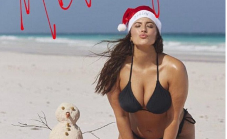 Modelja Ashley nxjerr format bombastike, në plan të parë gjoksi (FOTO)