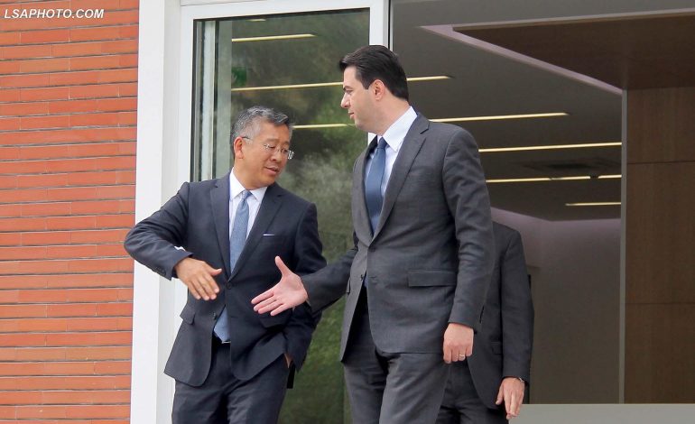 “Luftë politike dhe festive”/ Ambasadori Donald Lu i përgjigjet Bashës me “Listën e prapsive” (FOTO)