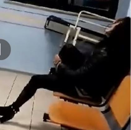 Ulërima e të qara në spital, vajzën e re nuk e ndihmon askush (VIDEO)