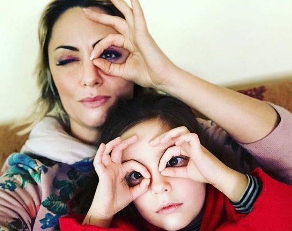 Mami Eneda më në fund ka gjetur pak kohë për veten. Shkëlqen me të kuqe (FOTO)