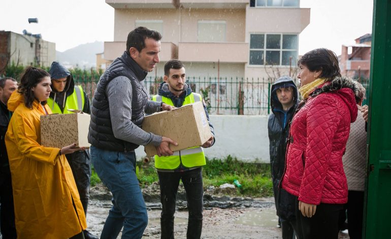TIRANË/ Veliaj merr vullnetarët dhe shkon tek zonat e prekura për të shpërndarë ndihmat e para
