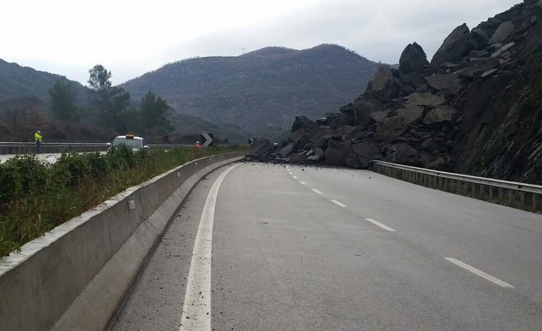 Bie masivi shkëmbor, Elbasan/ Vijon bllokimi i rrugës (Foto)