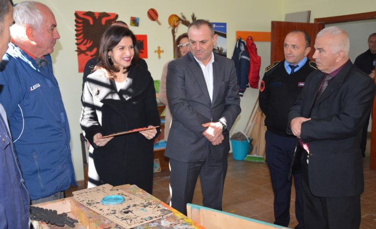 Ministrja Gjonaj: Riintegrimi në burgun e të miturve, masa për të parandaluar krimin pas daljes së tyre