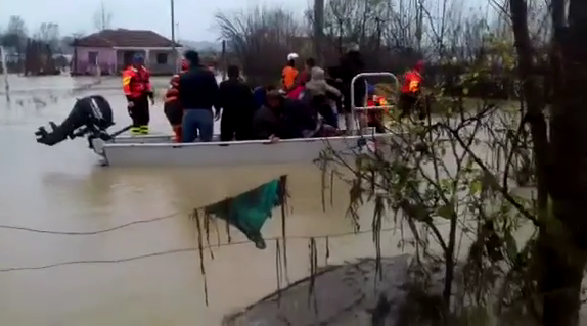 VIDEO/ Mbërrijnë ekipet nga Kosova. Ja pamjet e një nga operacionet e shpëtimit!
