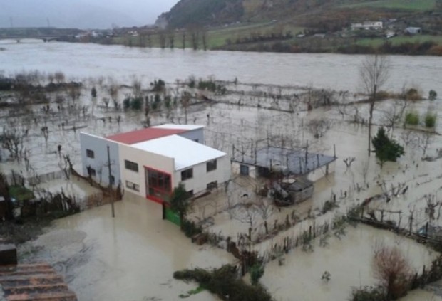 RREZIKU I PËRMBYTJEVE/ Shkodra sërish EPIQENDRA e reshjeve. Çfarë PARALAJMËROHET për javën