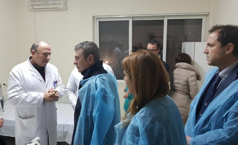 FOTO/ 3 punonjësit e OSHEE-së në QSUT vizitohen nga ministri Gjiknuri, ministrja Manastriliu dhe drejtori Çela