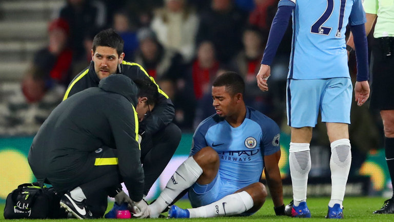 Lëndohet ylli i Manchester Cityt, largohet nga fusha duke qarë