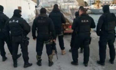 VIDEO/ Sekuestrohen 155 kg drogë në Vlorë, kapen “kapot” babë e bir dhe 7 punëtorë (Emrat)