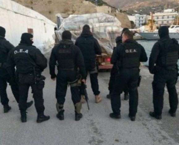 VIDEO/ Sekuestrohen 155 kg drogë në Vlorë, kapen “kapot” babë e bir dhe 7 punëtorë (Emrat)
